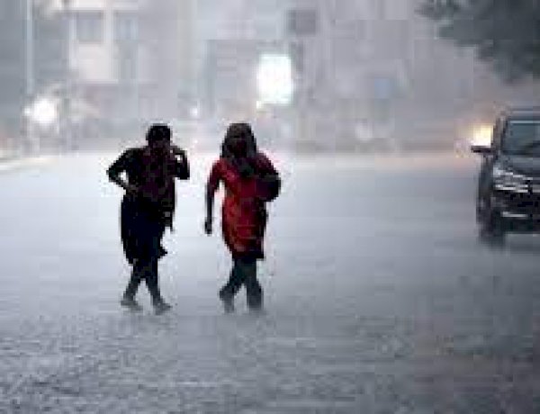 தமிழ்நாடு மற்றும் புதுவையில் நாளை முதல் அடுத்த நான்கு நாட்களுக்கு கனமழை பெய்யும் என சென்னை வானிலை ஆய்வு மையம் அறிவித்துள்ளது.