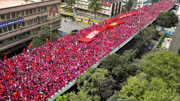 bangalore in pink saree girl -  பெங்களூரை கலக்கிய பிங்க் சேலை பெண்கள்